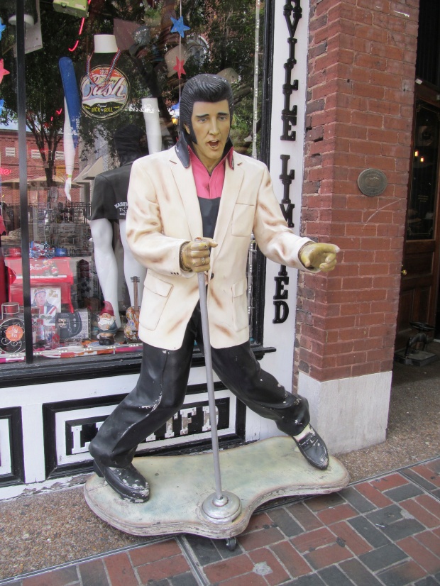 Elvis statue in Nashville